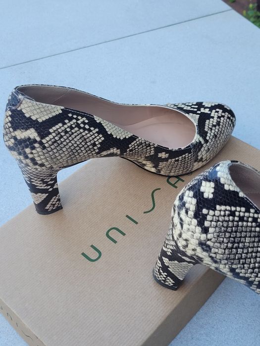 Buty na obcasie UNISA  motyw- skóra węża