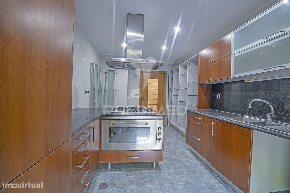 T2 Apartment with Swimming Pool in the Prestigious Varandas da Lezíria Building | City Center...