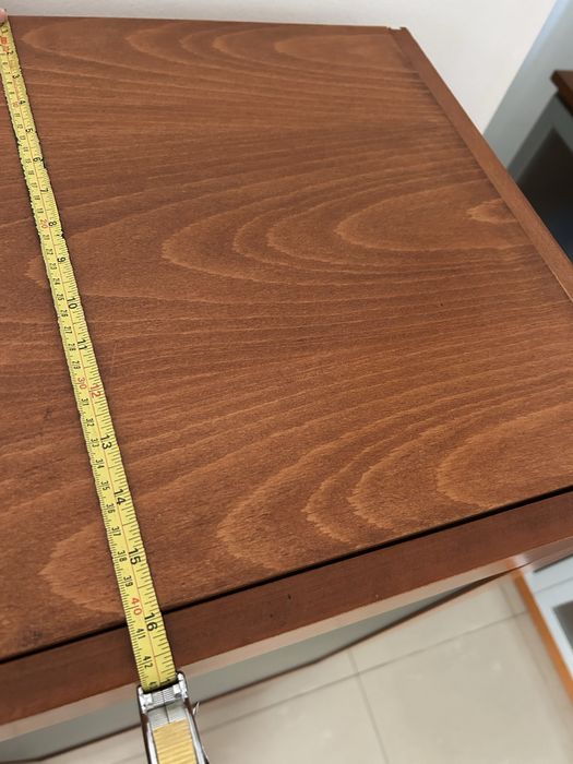 Movel com portas e prateleiras em Faia