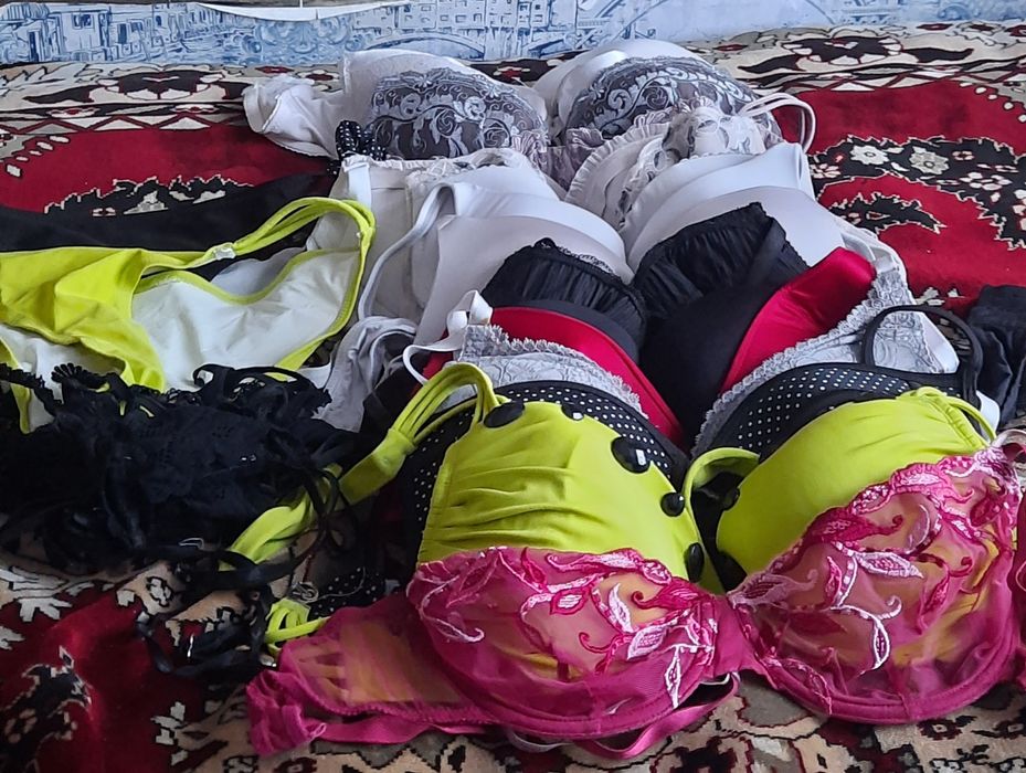 Лот юстгальтерів