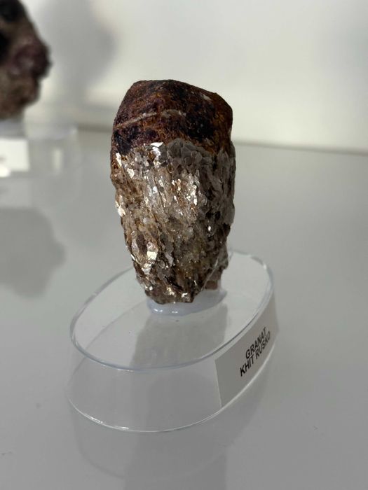 Granat w błyszczącej mice – Khit Ostrov, Karelia, Rosja [84g]