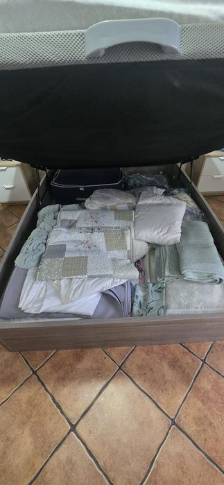 Cama sommier cinza