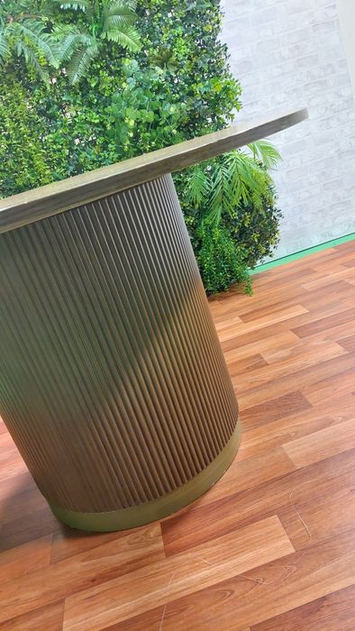 Mesa  marca HÔMA _Castanha com friso dourado na base