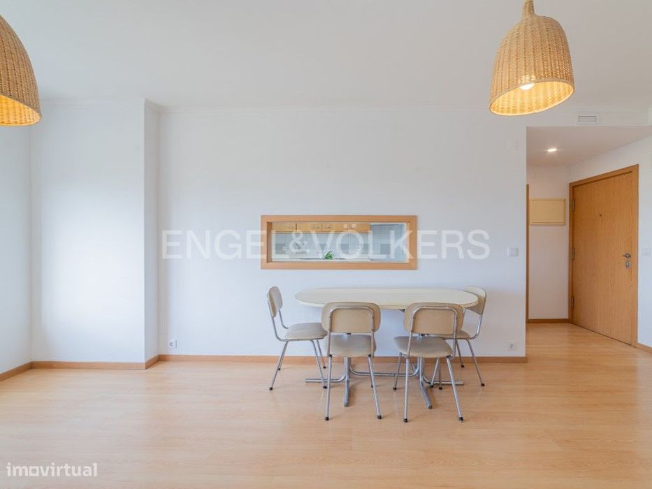 Espaçoso T2 com garagem e arrecadação