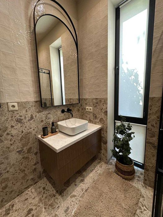 В продаже новый современный дом с бассейном в районе 12ст. Б. Фонтана.