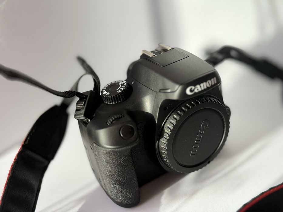 Canon 4000D + обьектив 18-55 мм