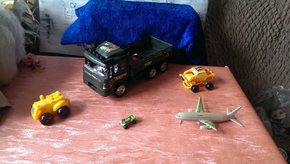 Машинки большие и маленькие  Лот цена за все 99гр.