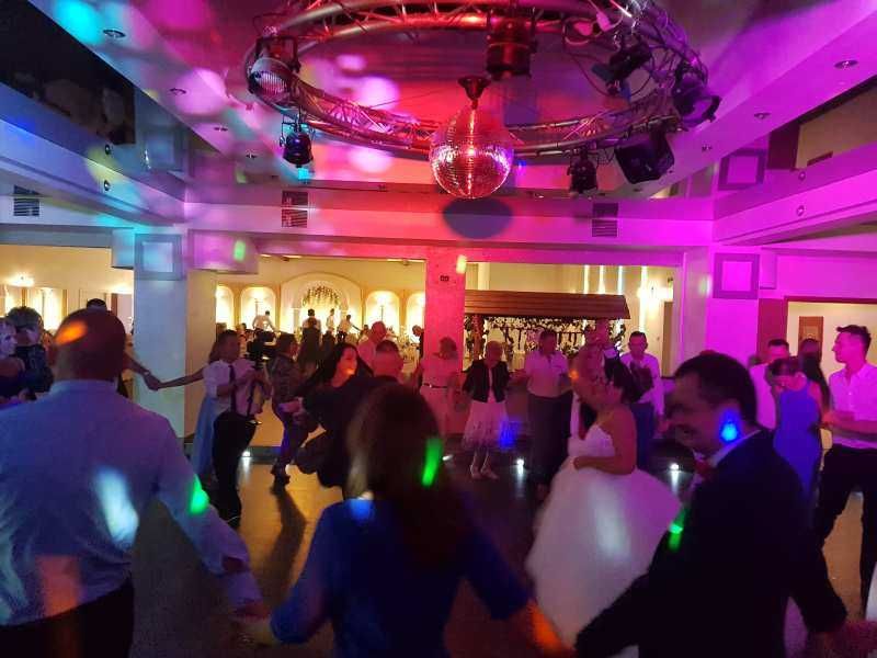 Dj wodzirej saksofonista wesele rocznica urodziny ciężki dym fotobudka wiatrak iskier gun CO2 kolowe miny dymne fontanny iskier banki mydlane Led