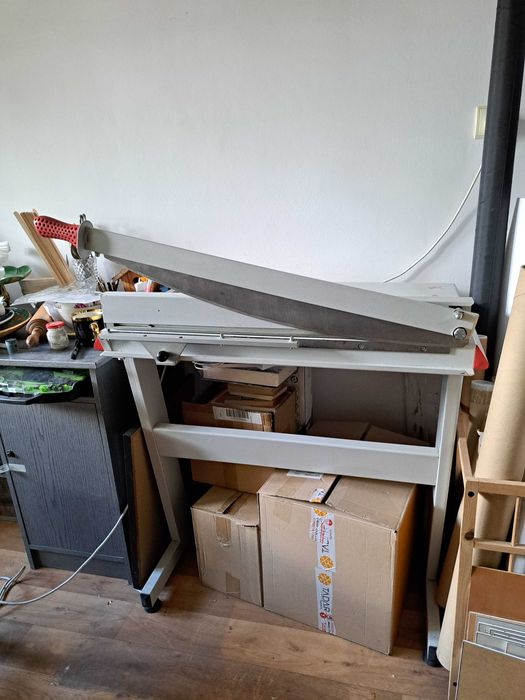 gilotyna obcinarka  ręczna RC710 – do papieru,  stojąca na podstaw