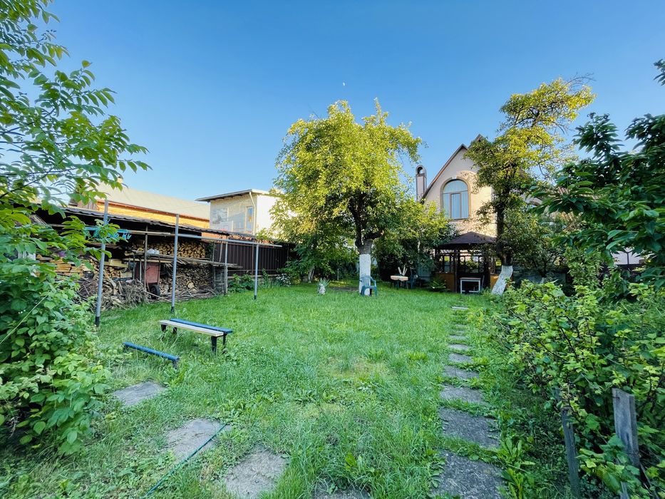 Приватний будинок в Дрогобичі (через дорогу власний бізнес - магазин)