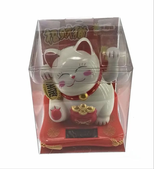 Кішка Манекі-неко на сонячній батареї з чашами багатства