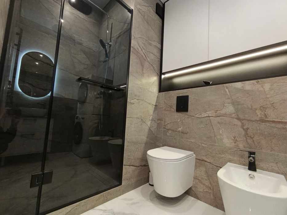 Будинокз підземним паркінгом уцентрі поблизу парку