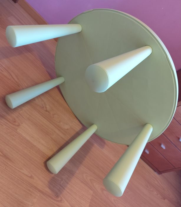 Mesa de criança em muito bom estado