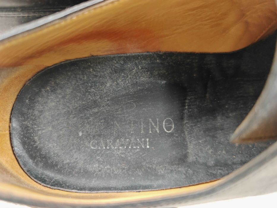 Sapatos clássicos Valentino Garavani em couro (tamanho 44)