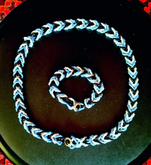 Шикарный новый комплект из бисера :бусы и браслет