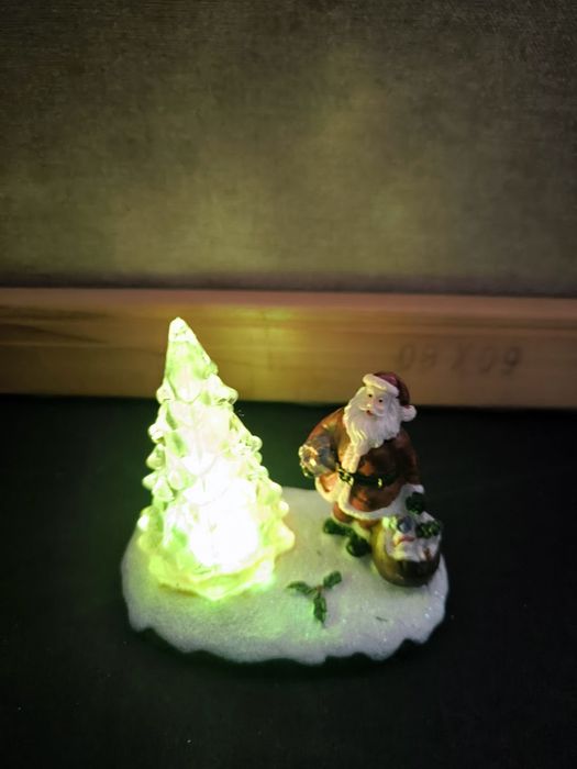 Pai natal com árvore