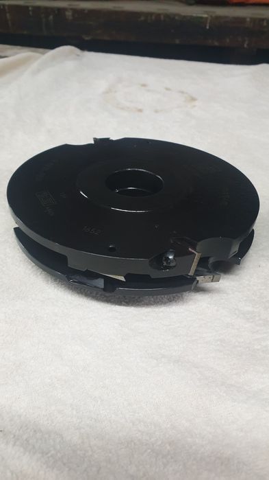 Głowice do ościeżnic z regulowaną opaską