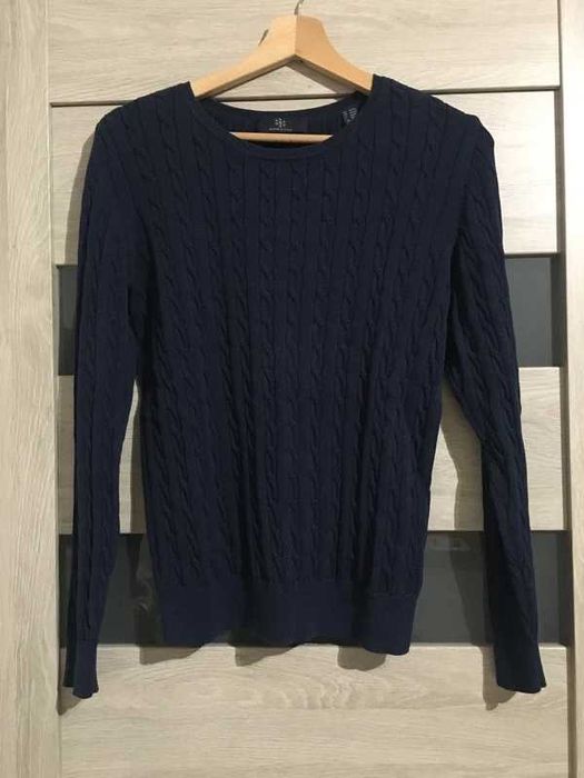 Granatowy sweter z warkoczem