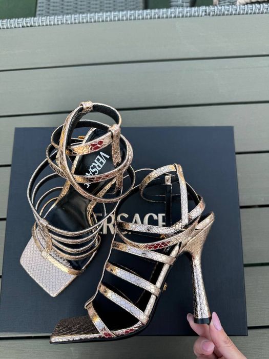 Нові оригінальні босоніжки Versace