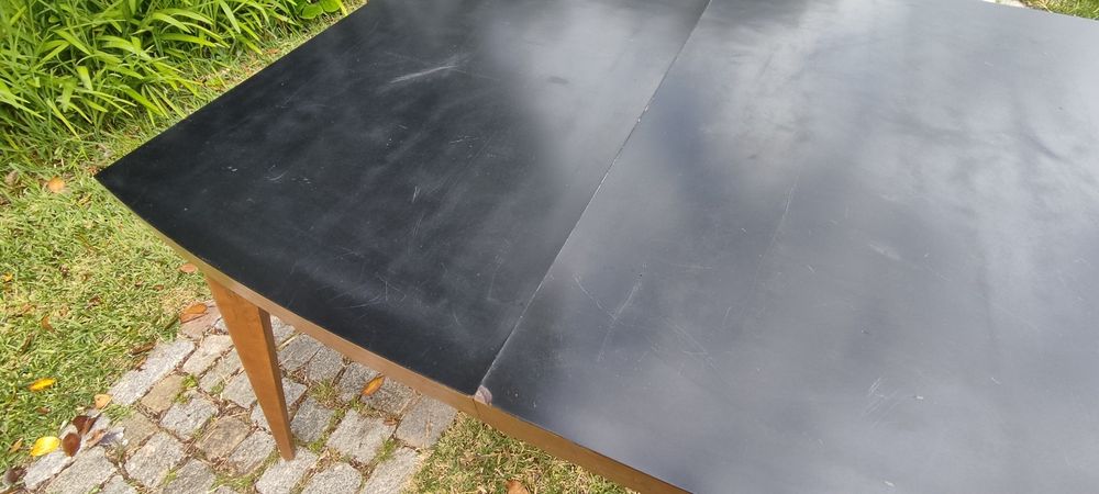 Mesa em madeira com tampo preto (fixo)