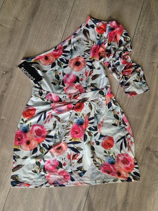 Sukienka w kwiaty.  Nowa!