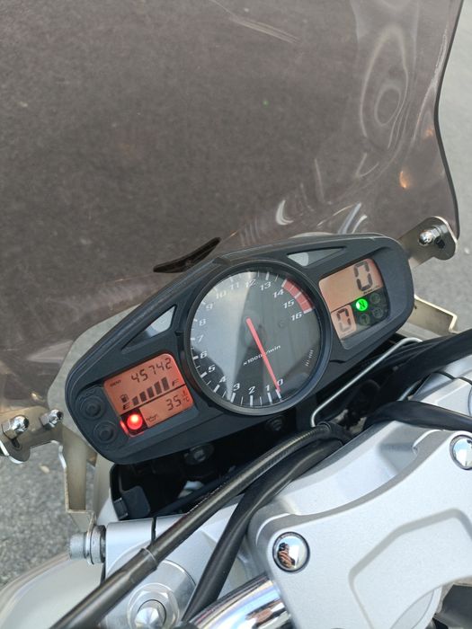 Suzuki GSR 600 - Estilo Naked