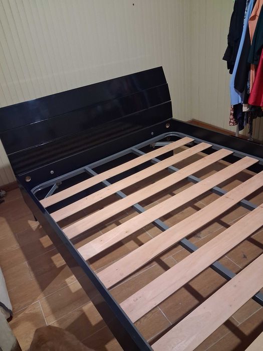 Cama de casal em bom estado