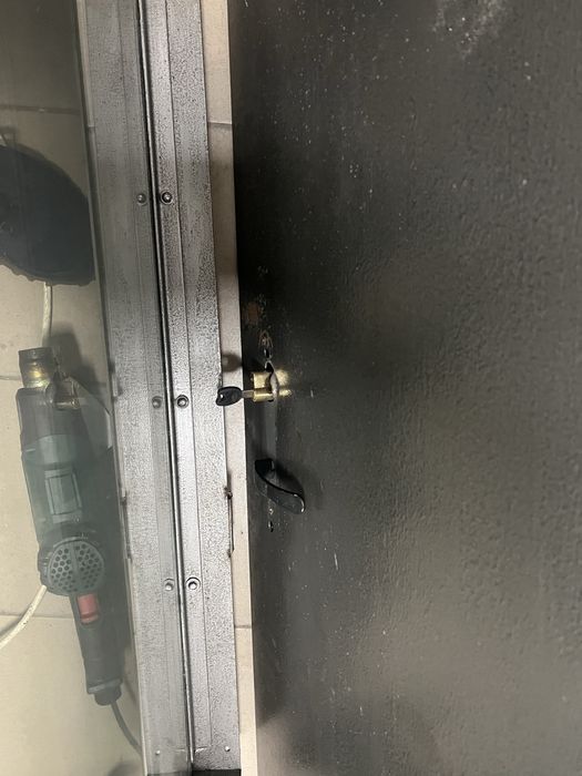 Двері металеві з замком і ключами.