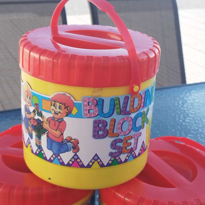 Balde de legos novos com 56 peças. Vendido