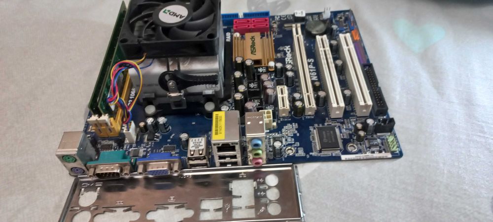 ASRock N61P-S c  Athlon 64 x2 5000+, 4Gb DDR2, куллер