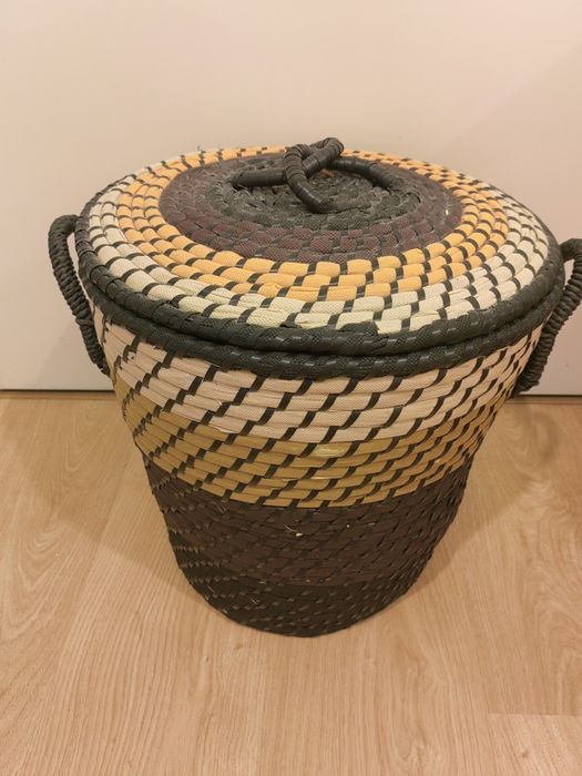 Cesto de ráfia multicolor