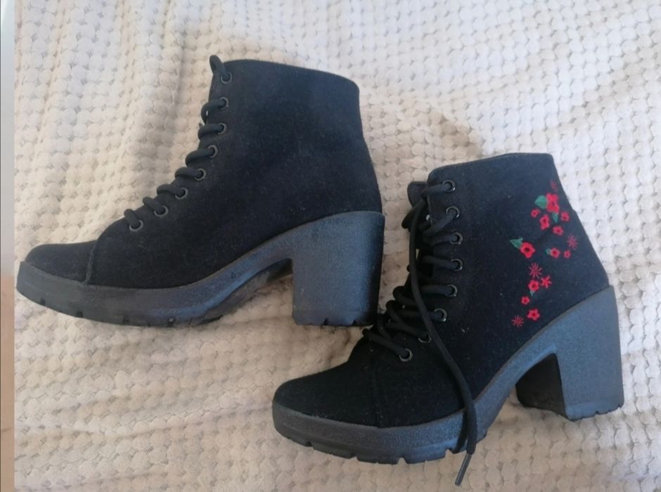 Sznurowane botki na obcasie