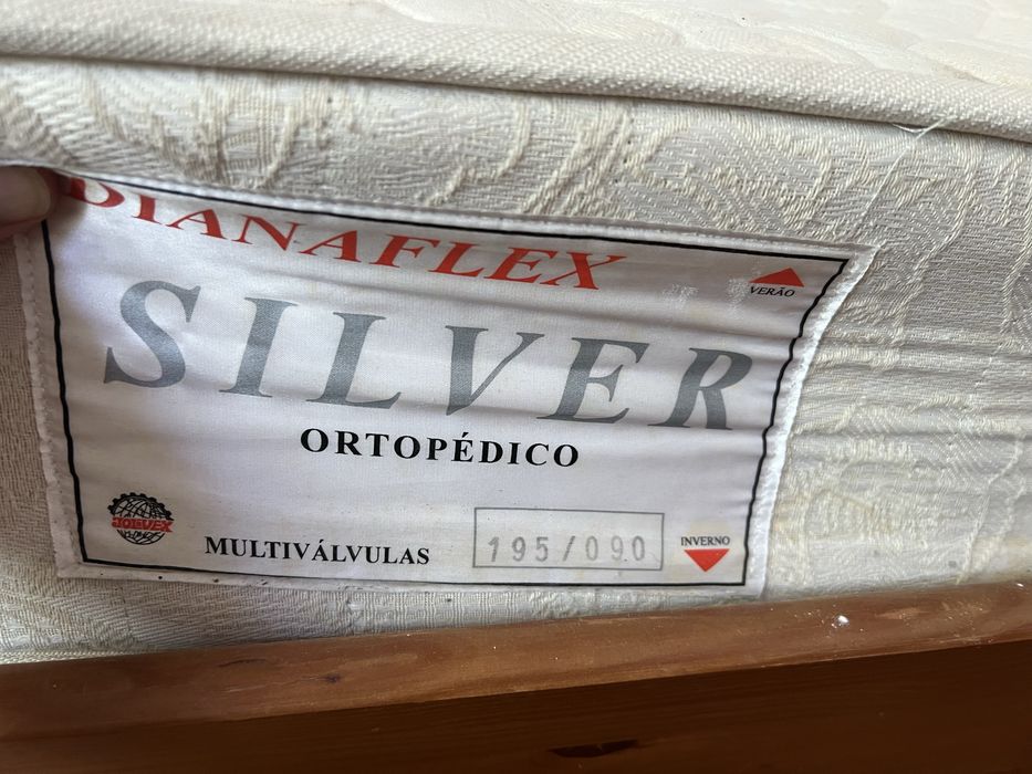 Cama de madeira maçica e cómoda