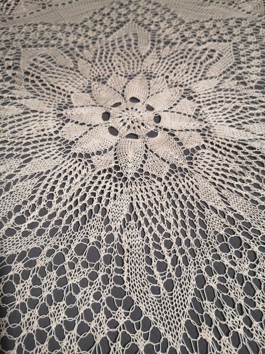 Serwetka haftowana 70 cm.