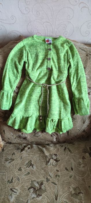 Продам  для дівчинки плаття  і штани джинси.