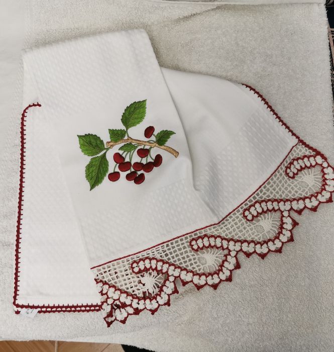 Panos com bordado e crochet