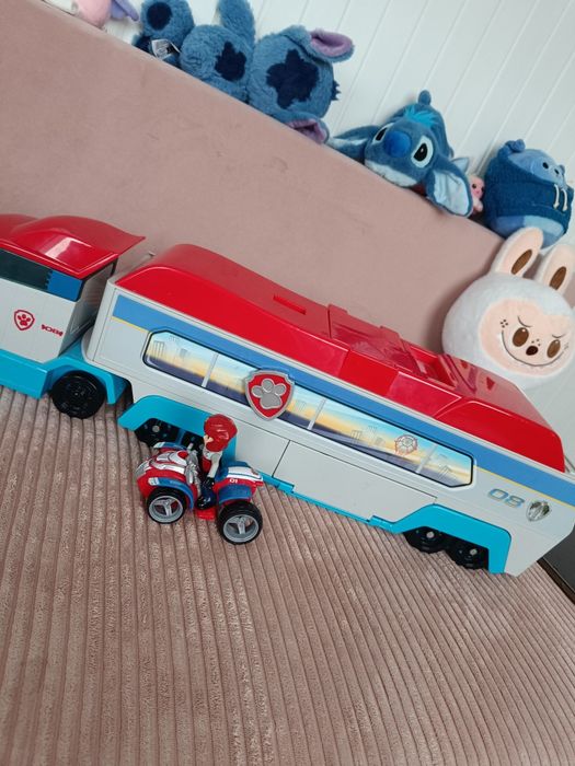 Transporter psi patrol z riderem na quadzie