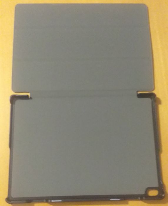 Sprzedam etui na tablet Lenovo m10 model tb-x605f tb-x605l