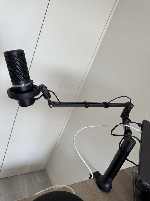 Microfone HyperX duoCast RGB + braço articulado, gaming