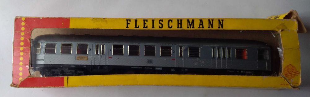 Antiga carriagem de passageiros da marca Fleischmann