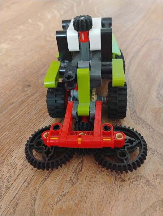 Ciągnik LEGO Claas