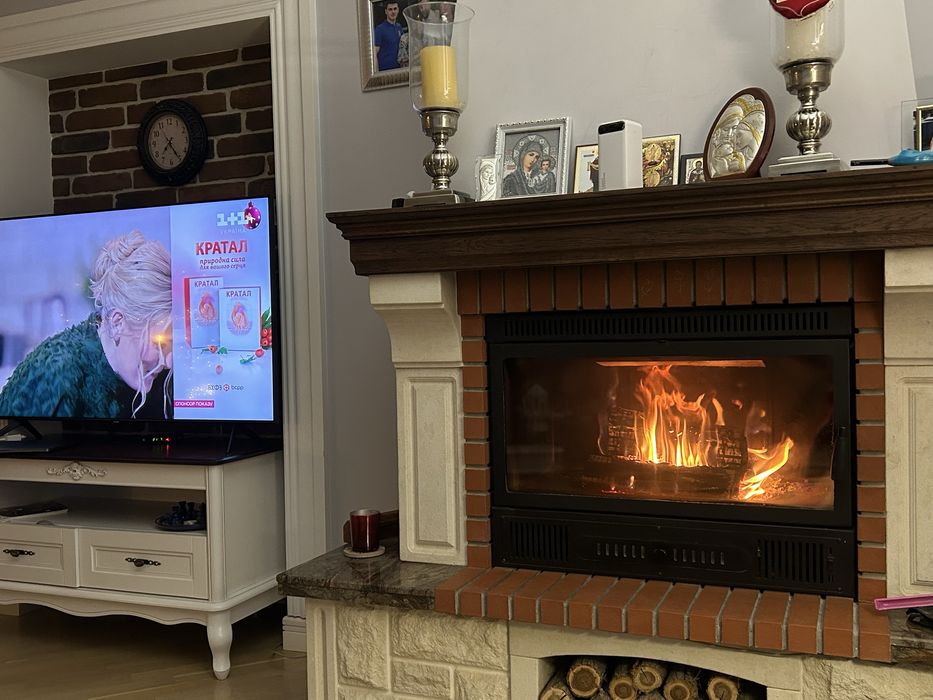 Продається будинок в дуже гарній локаціі ,з велик та гарним  на  місті