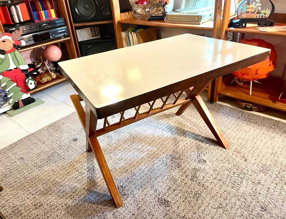 Mesa de apoio com revisteiro integrado, estilo Mid-Century Modern