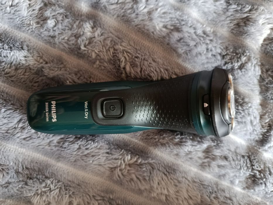 Продам Електробритву Philips 3000 х series
