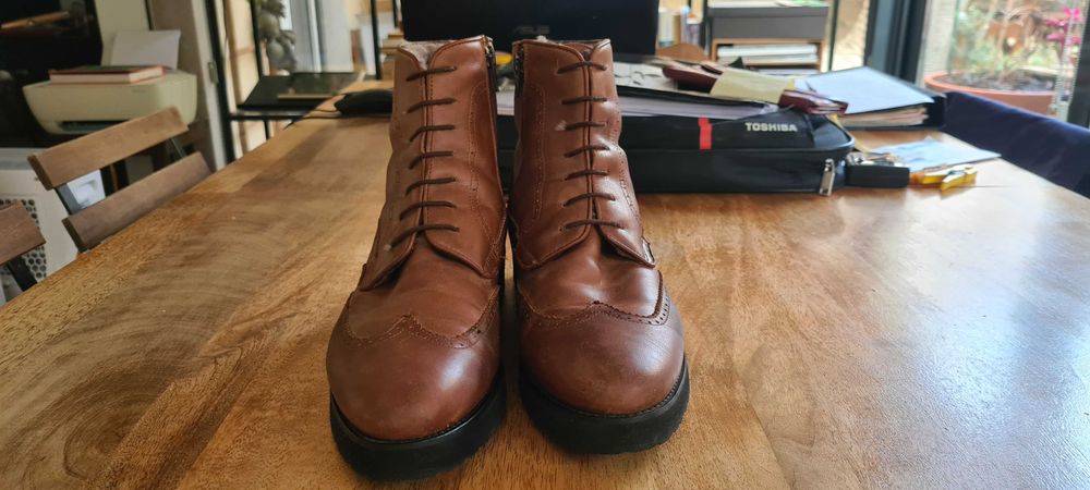 Botas de senhora em pele da Scarpin forradas tamnho 40