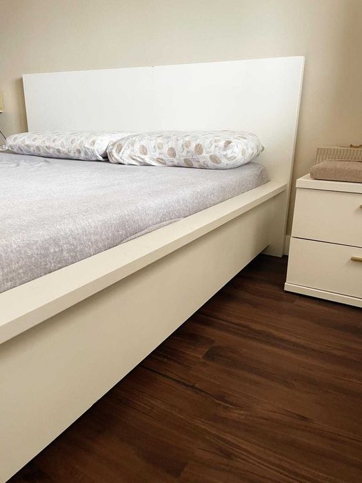 Conjunto cama + duas mesas de cabeceira brancas