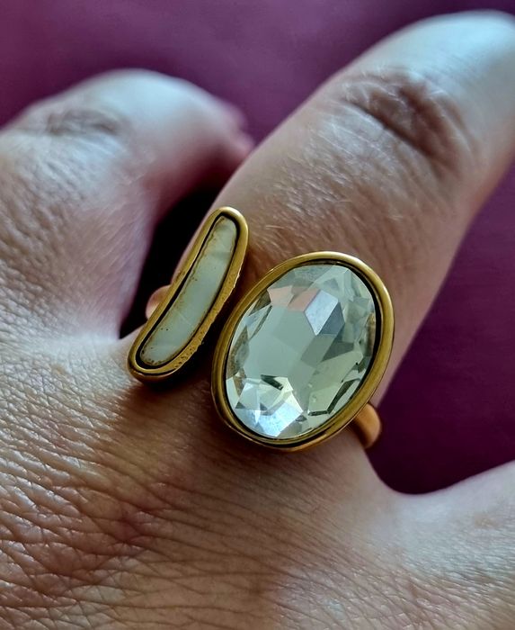 Anel dourado, em aço, com pedra de vidro e madrepérola. T20