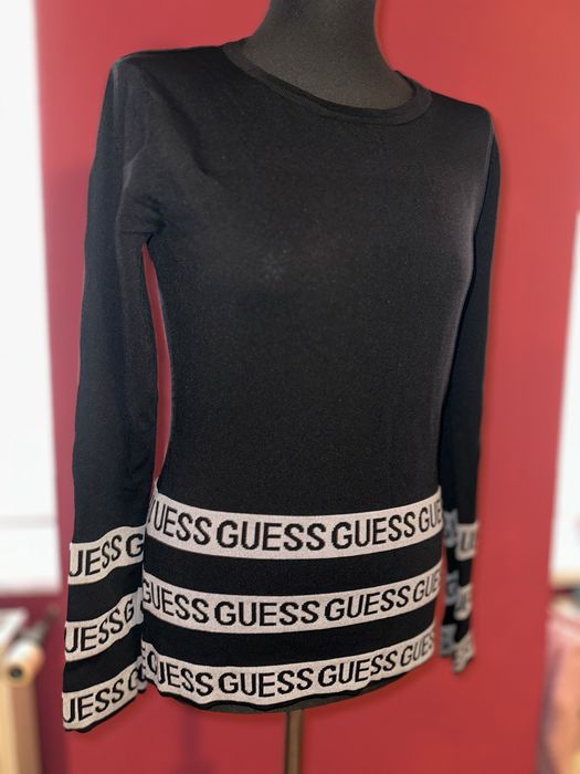 Czarny sweter guess