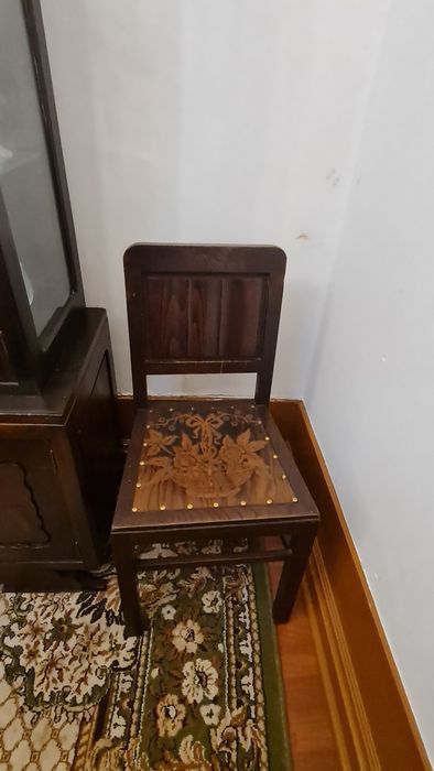 Sala antiga com 2 aparadores mesa e cristaleira