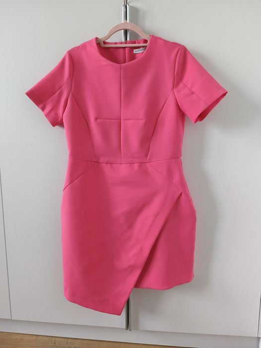 Sukienka w kolorze intensywnego różu